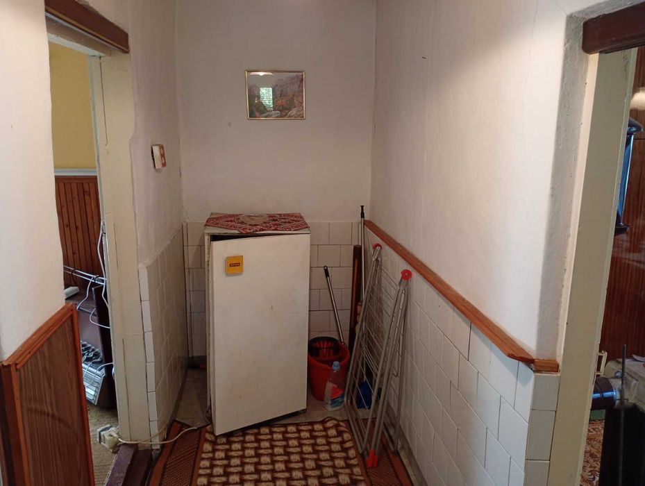 Къща с голям двор – тиха локация в екологичен регион, ток/вода, подходяща за целогодишно живеене