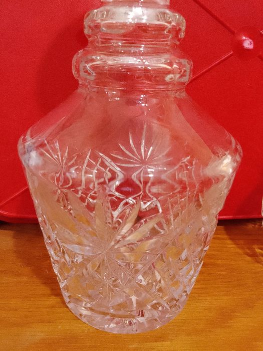 Две кристални гарафи и 6 кристални чаши за ракия