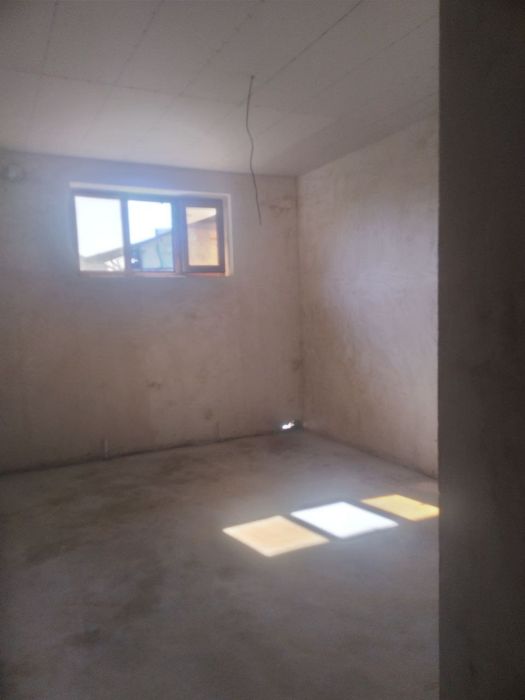 Hovli sotiladi 6hona+1oshxona+2sanuzel