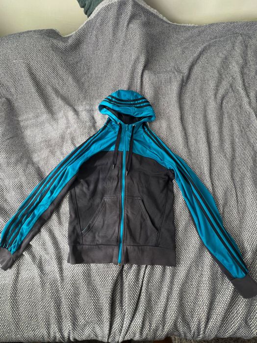 Adidas essentials ленти през качулка