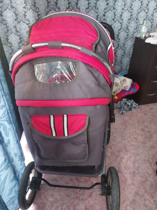 Красная  детская каляска