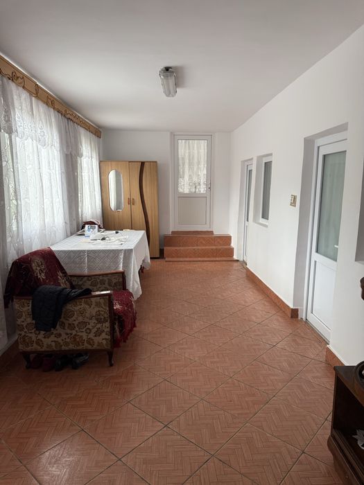 Casa la tara de vanzare