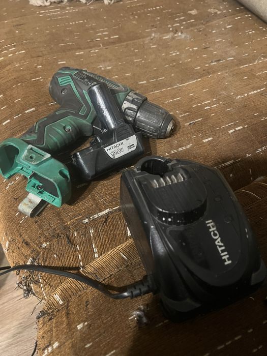 Hitachi bormasina cu 2 acumulatori incarcator si cutie