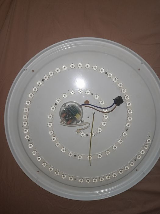 Продавам голяма лед лампа за таван