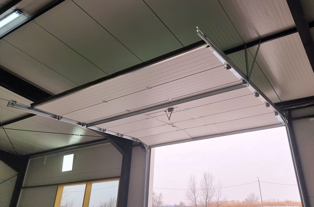 Usa de garaj secționala izolata automata cu pietonală