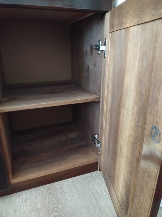 Шкаф от масивно естествено дърво