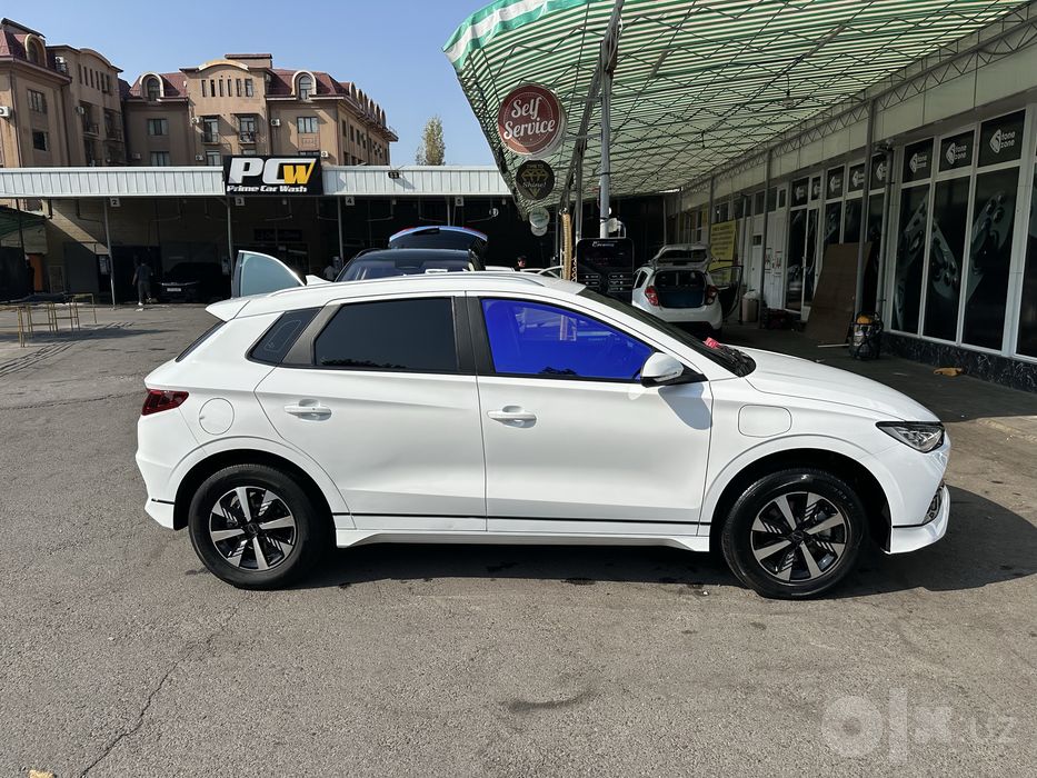 BYD.  E.2.  2023. Yil