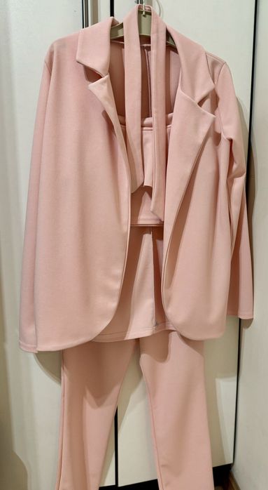 Елегантно костюмче за момиче от три части