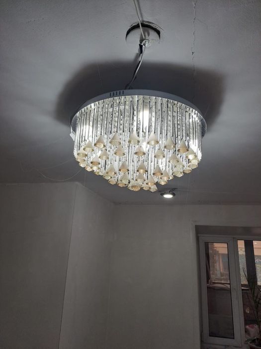 Люстра продам.