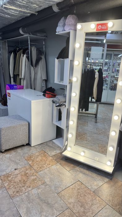 Бутик с товаром в центре города