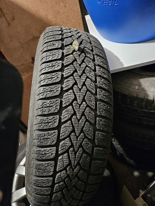 Метални оригинални джанти със зимни гуми на тях
