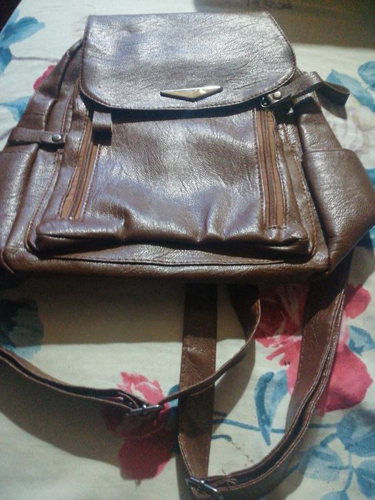 Vand geanta din piele. Este in stare noua. Nu trimit prin curier