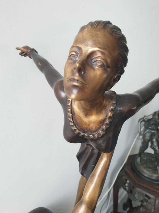 Голяма бронзова скулптура/фигура/статуетка върху мрамор