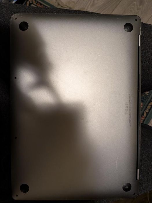 Vând macbook pro M1, display spart