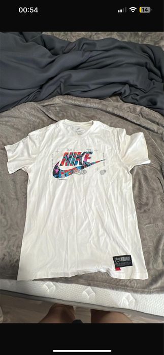 4 tricouri si un pantaloni de trening