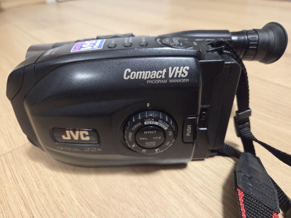 JVC VHS аналогова камера модел GR-AX280E с аксесоари