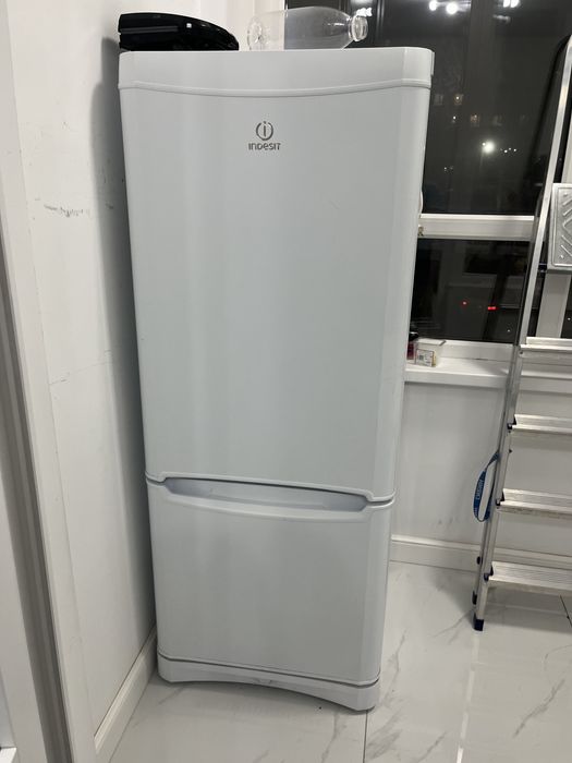 Продам холодильник indesit