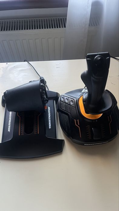 Vând kit Thrustmaster T16000M, în stare foarte bună și perfect funcțional.