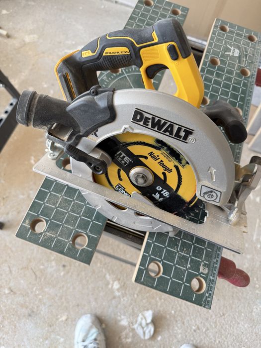 Акумулаторен ръчен циркуляр DeWalt