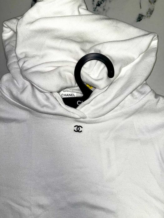 шанел блуза с качулка бяла chanel дълъг ръкав блузка не е носена