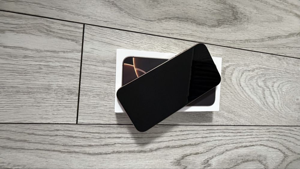 Vand iPhone 16 Pro Max desert titanium.