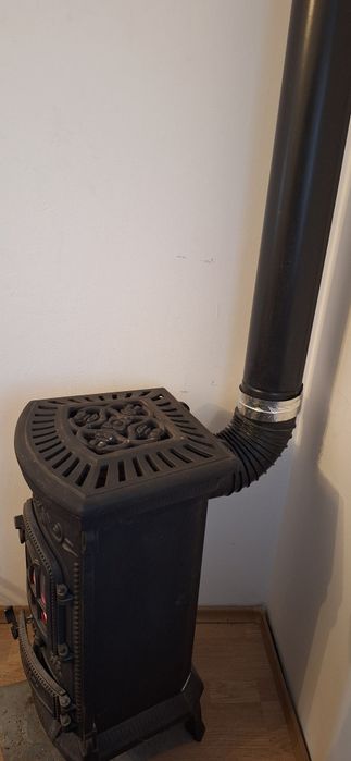 Soba fonta pe lemne, tip semineu, cu plita