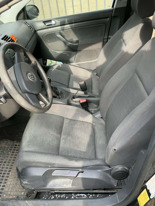 Vand golf 5  si vreau seriozitate