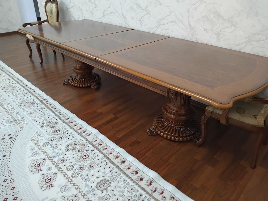 Продается комод , сервант и стол со стульями 7 шт