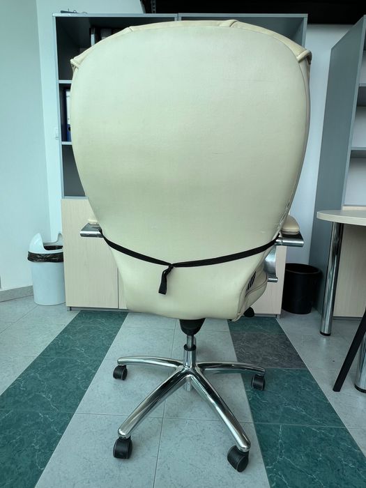 Продавам офис стол