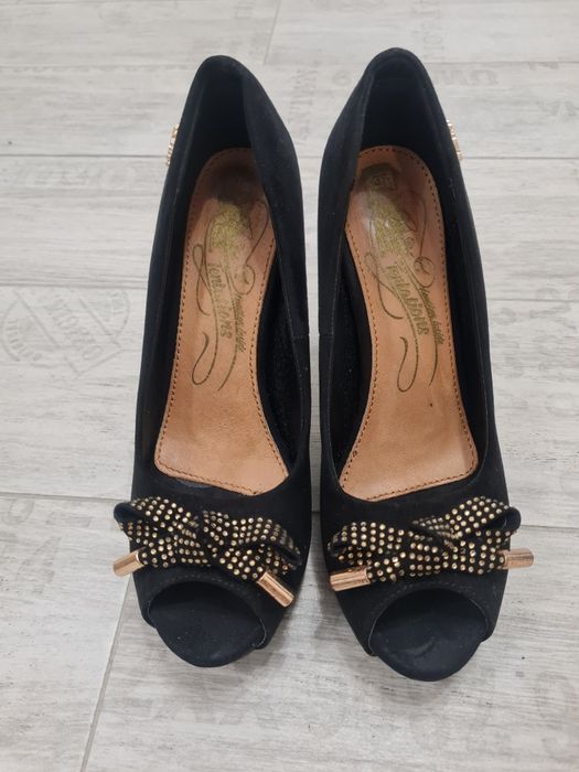 Обувки, закупени от Англия