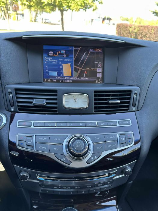 Автомобил INFINITI M35H hybrid