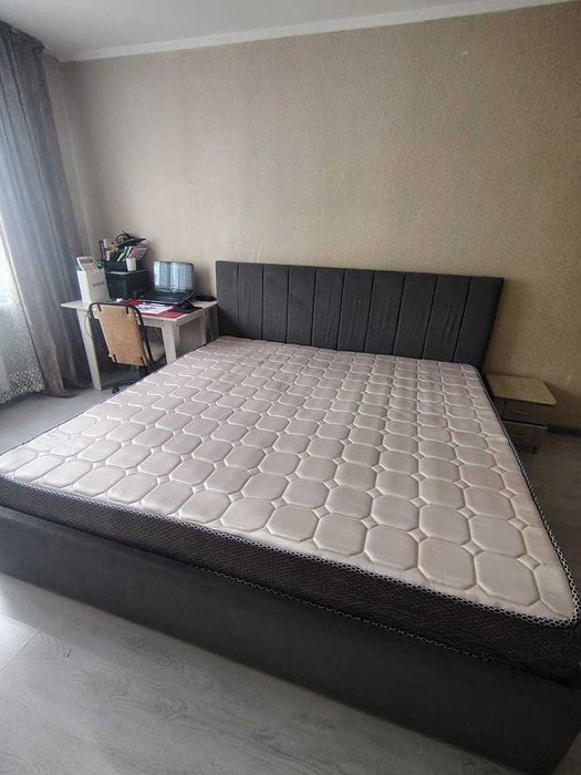 Кровать двухспальная с матрацем