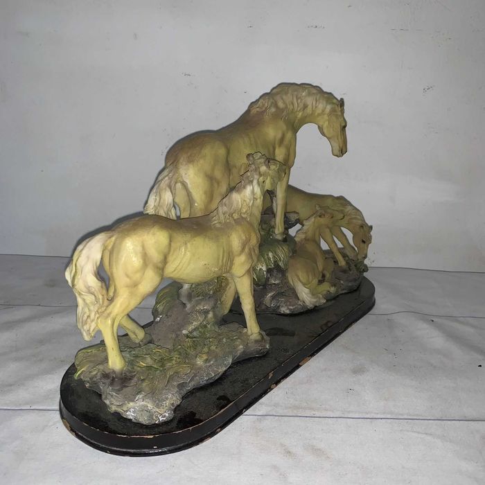 Decor caluti asezat pe suport de lemn