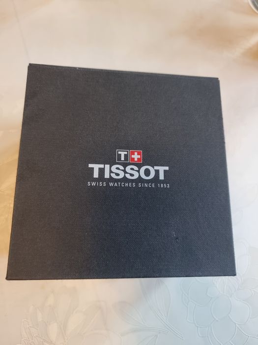 Часовник Tissot gold.