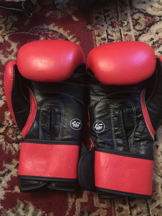 перчатка сатам...