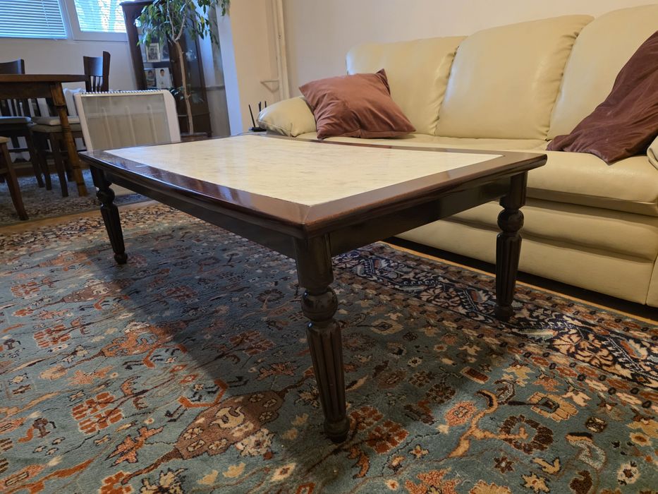 Продавам комплект диван с две табуретки и масивна холна маса