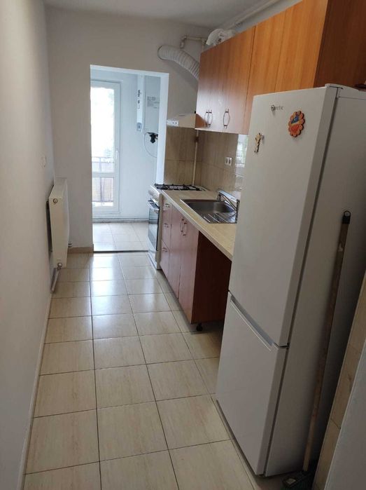 Apartament de închiriat cu 3 camere la etajul 4