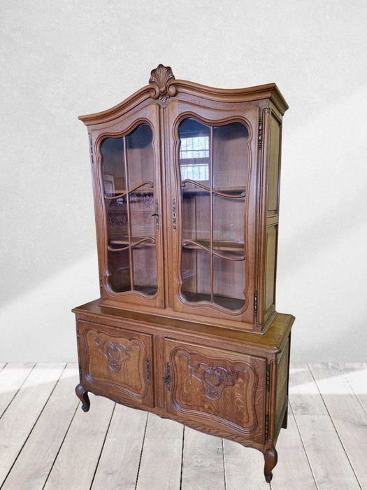 Елегантен витринен шкаф от дъбов масив и дърворезба