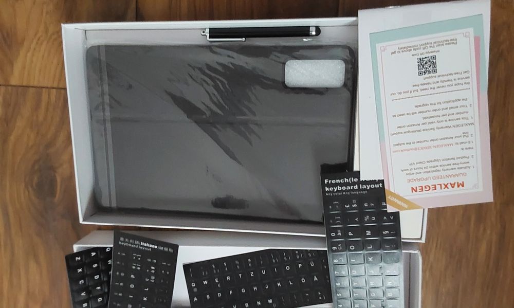 Vând tabletă nouă cu tastatura