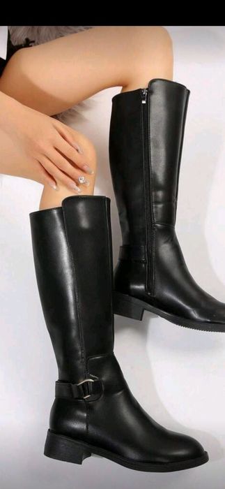 Ботуши с цип и катарама.