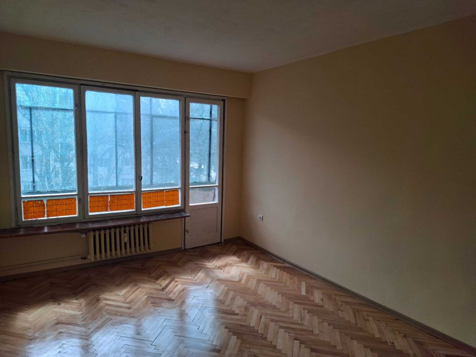 Едностаен апартамент, Сторгозия