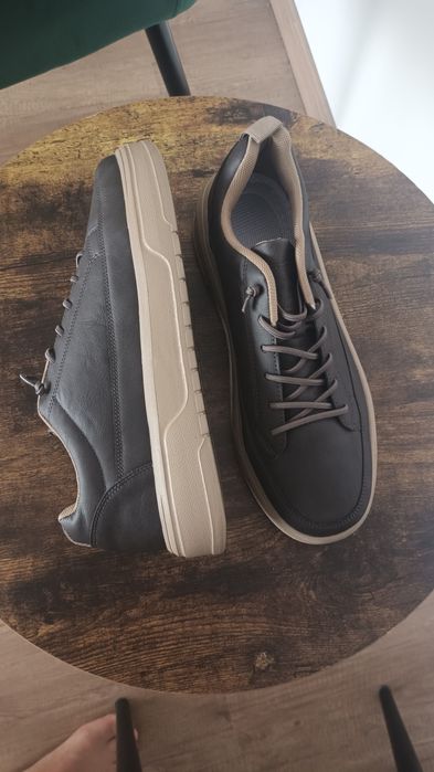 Vând pantofi casual/adidași pt bărbati