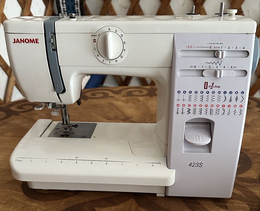 Продам швейную машинку Janome