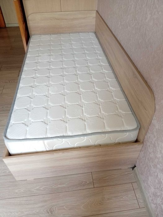 Кровать с матрасом. Самовывоз.