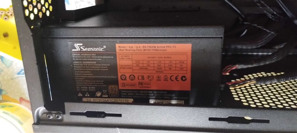 Компютърна кутия Corsair + захранване Seasonic 750W