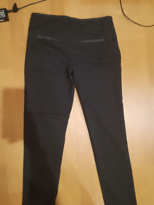 Дамски черен панталон.