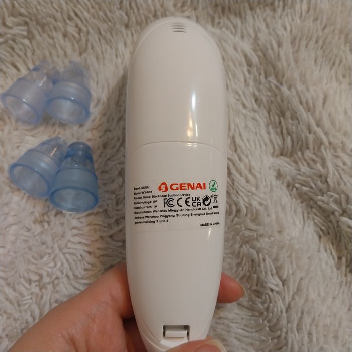 Aparat de curățare a porilor cu aspirație și 4 capete interschimbabile