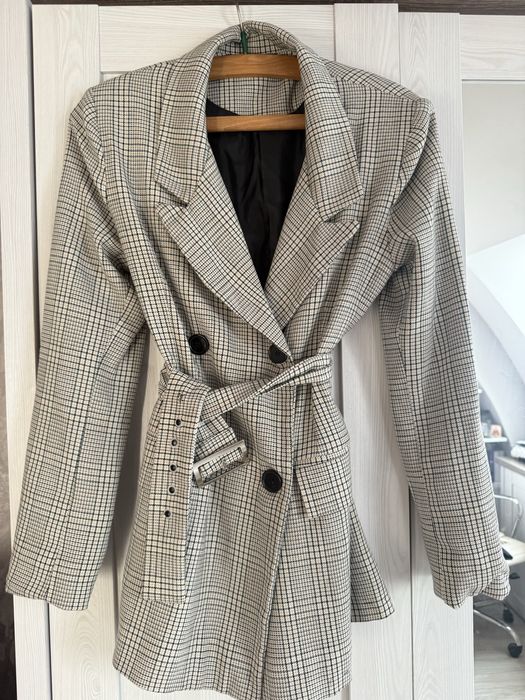 Дамско карирано палто с колан – елегантно, в бежово-сиви тонове