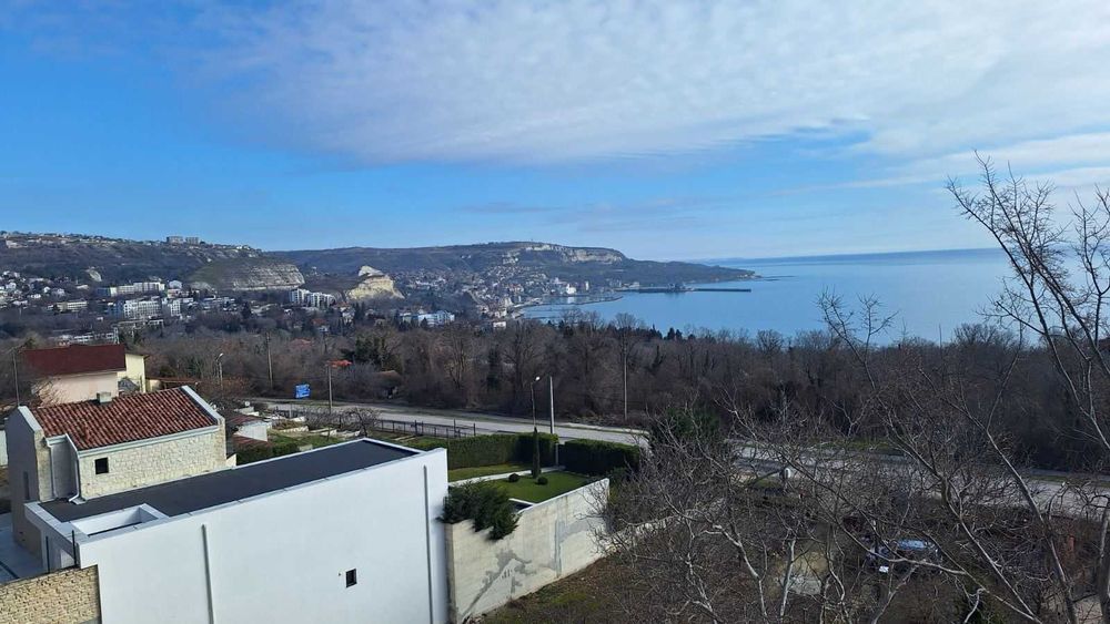 Триетажна вила в Балчик