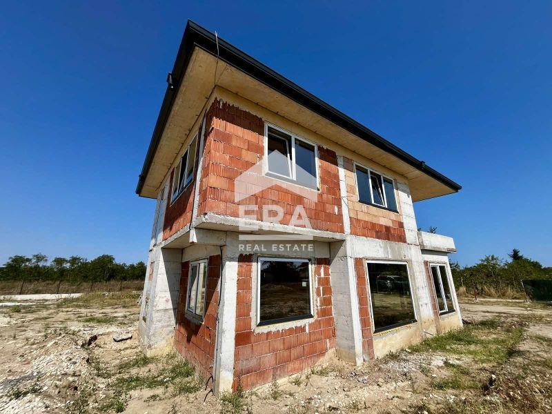 Двуетажна новострояща се къща за продажба, с Акт 14, двор и две парком